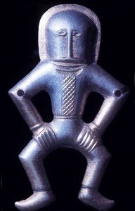 Срібна нашивна бляшка із антського скарбу 6-7 ст. н. е. Вважається зображенням людини у вишитій сорочці.